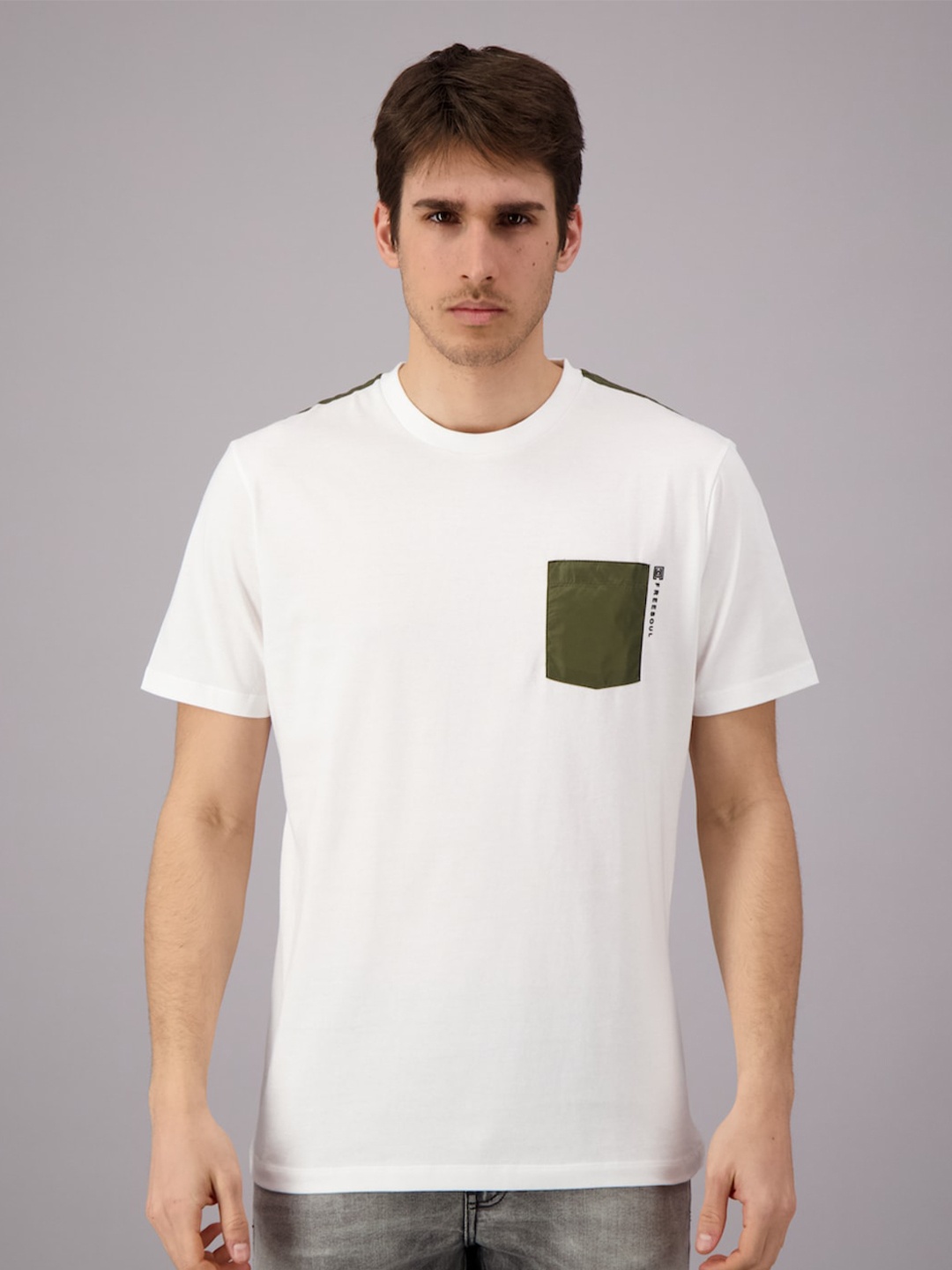 

FREESOUL Men White Solid Pocket Detail Cotton T-shirt