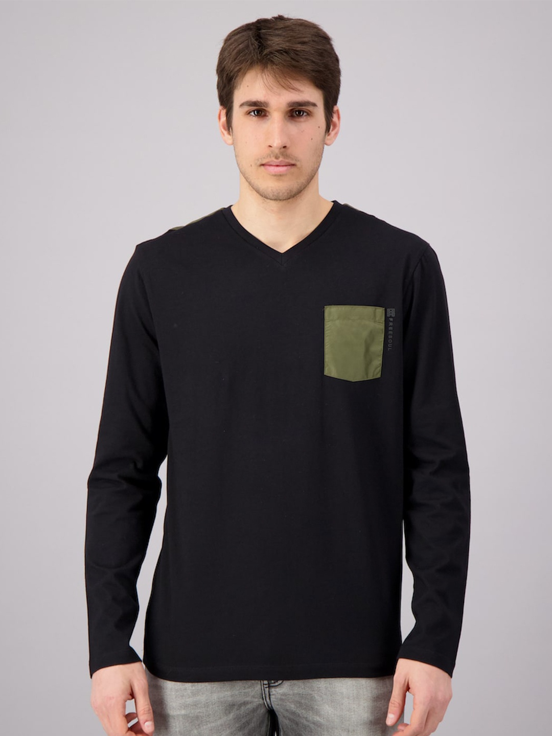 

FREESOUL Men Black & Green Colourblocked V-Neck Pure Cotton -shirt