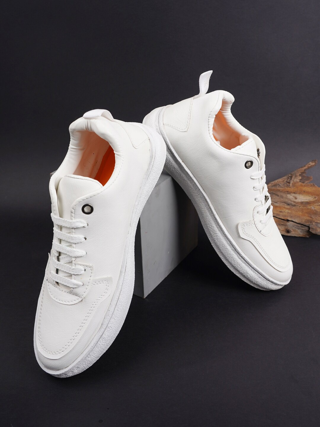 

Get Glamr Men White Solid Lightweight Sneakers