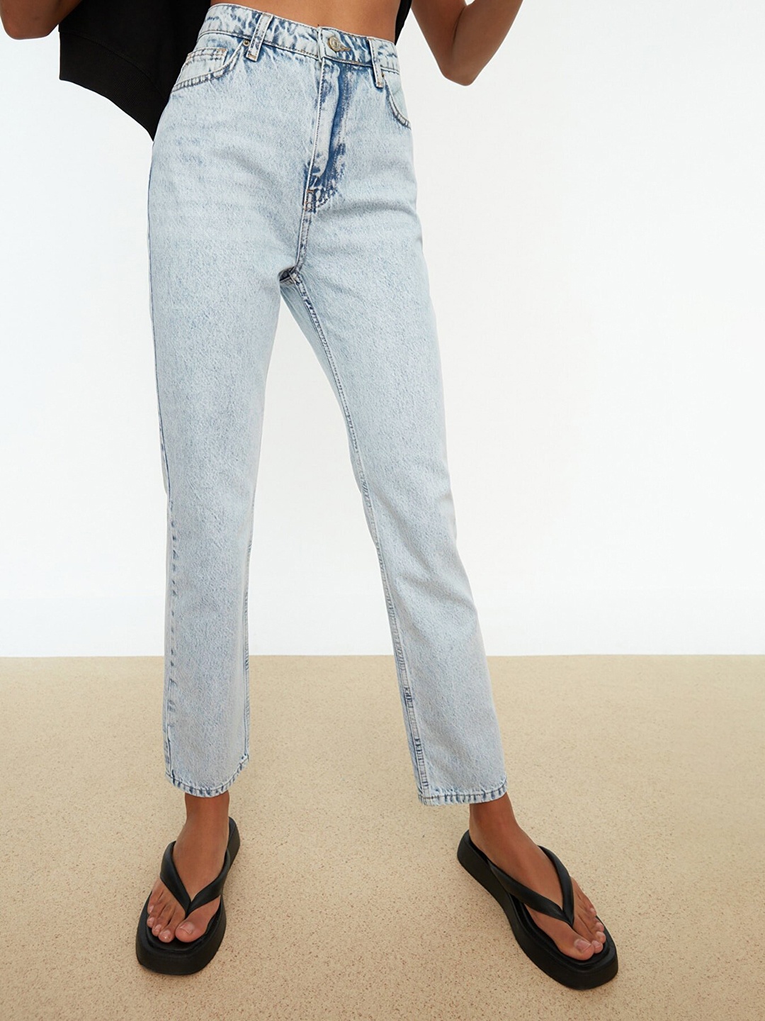 

Trendyol Women Blue Straight Fit High-Rise Non Stretchable Jeans