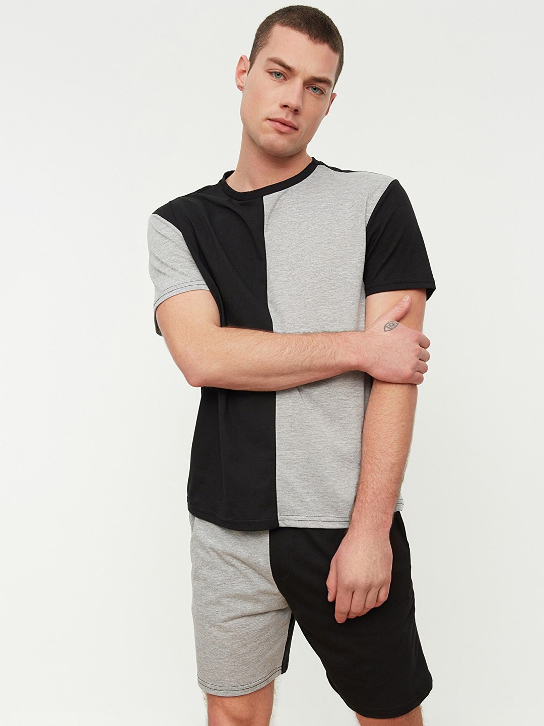 

Trendyol Men Black & Grey Melange Pure Cotton Colourblocked Shorts Set