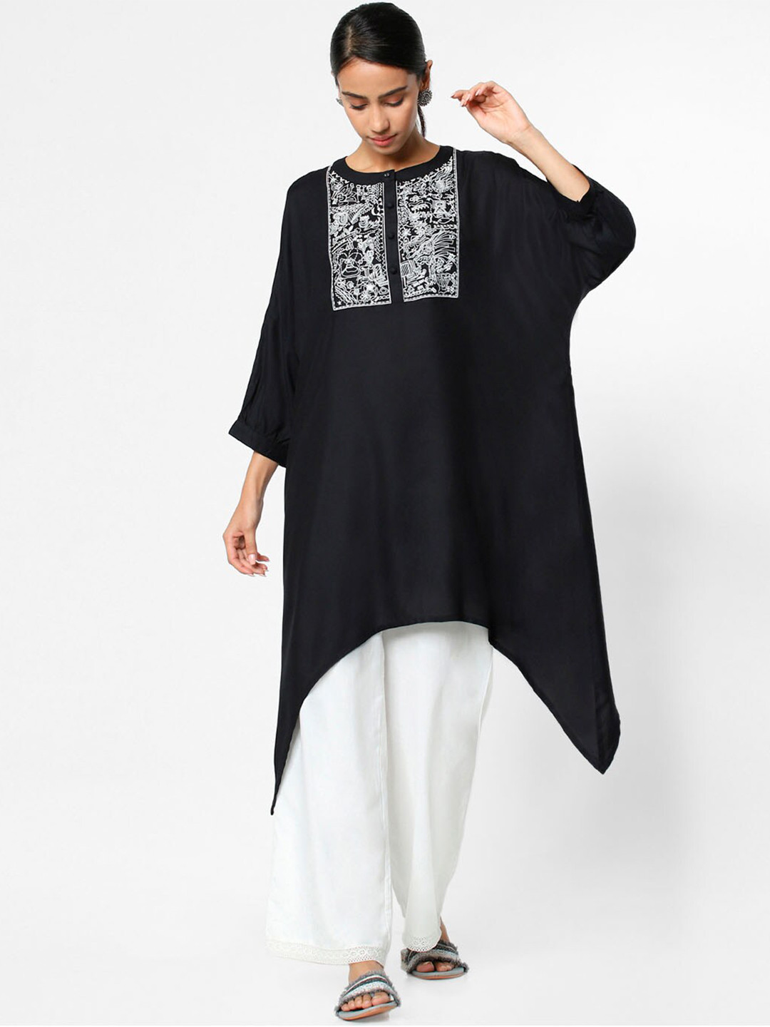 

Naari Women Black & White Embroidered Thread Work Kurta