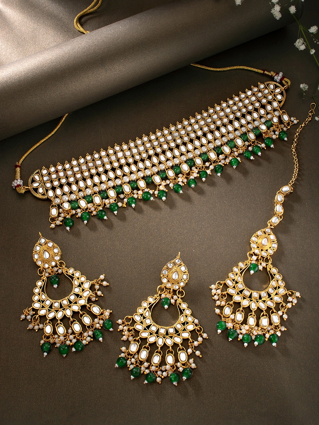 

Peora Green & White Gold Plated Kundan Choker Jewellery Set