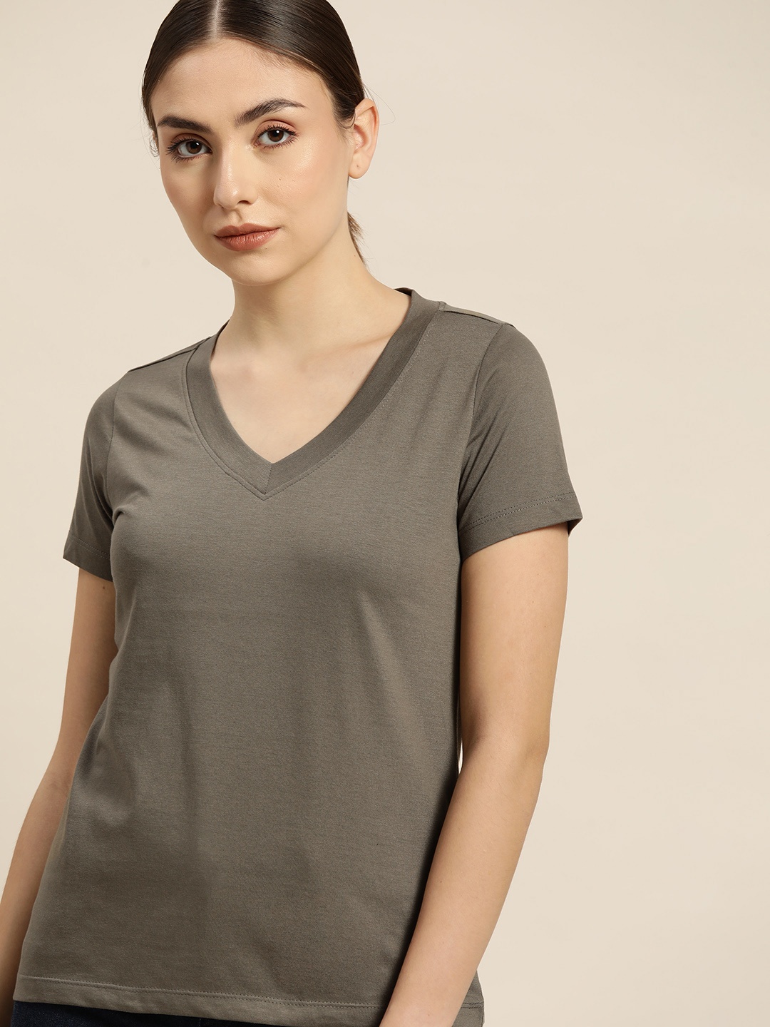 

ether Women Olive Green Solid V-Neck T-shirt