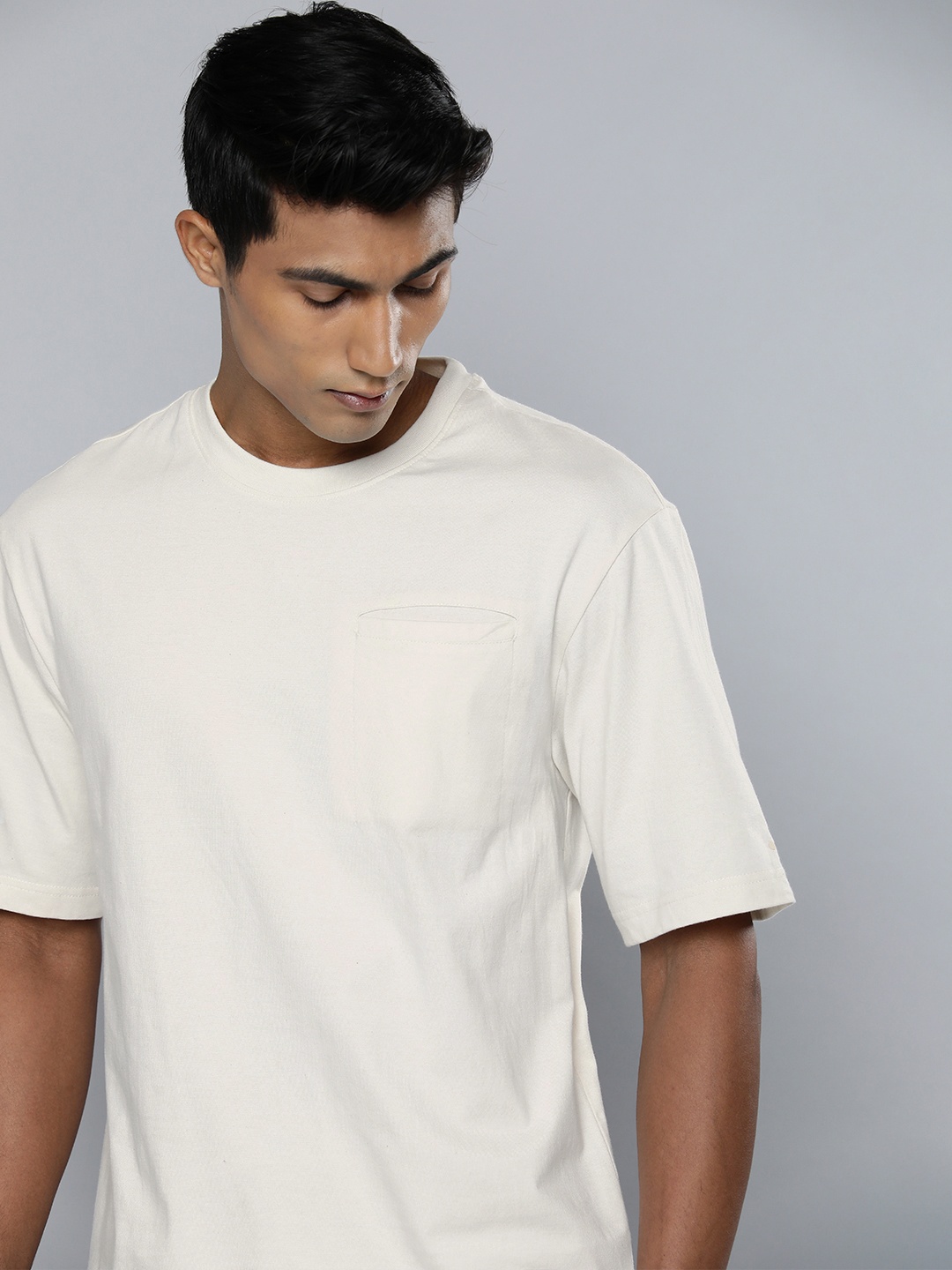 

ether Men Beige Solid High Low & Velt Pocket Pure Cotton Casual T-shirt