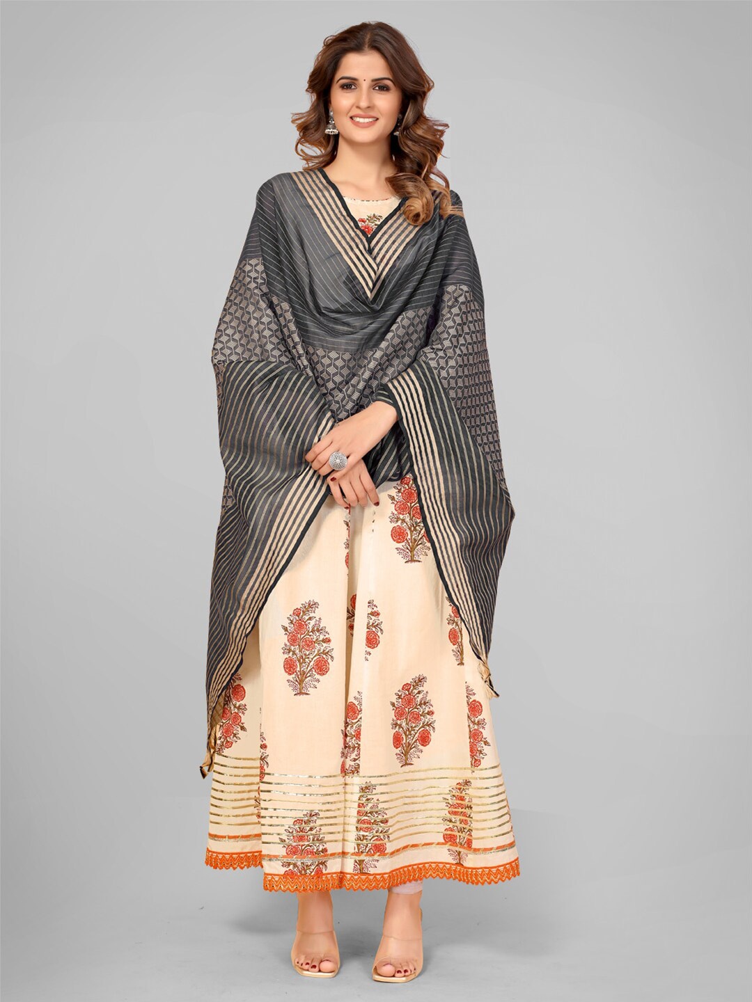 

Vbuyz Grey & Gold-Toned Striped Art Silk Dupatta with Zari