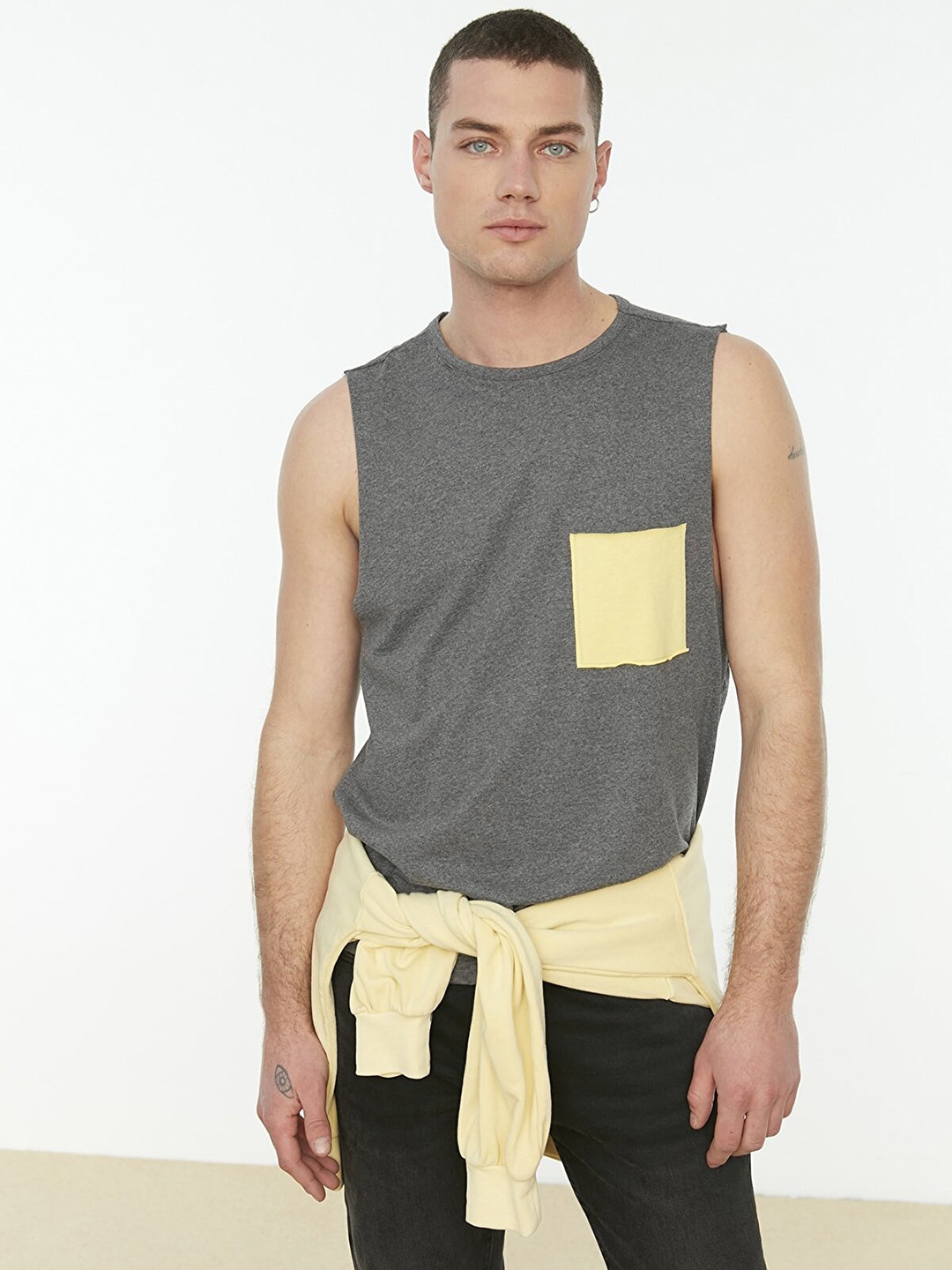 

Trendyol Men Charcoal Grey Solid Contrast Pocket T-shirt