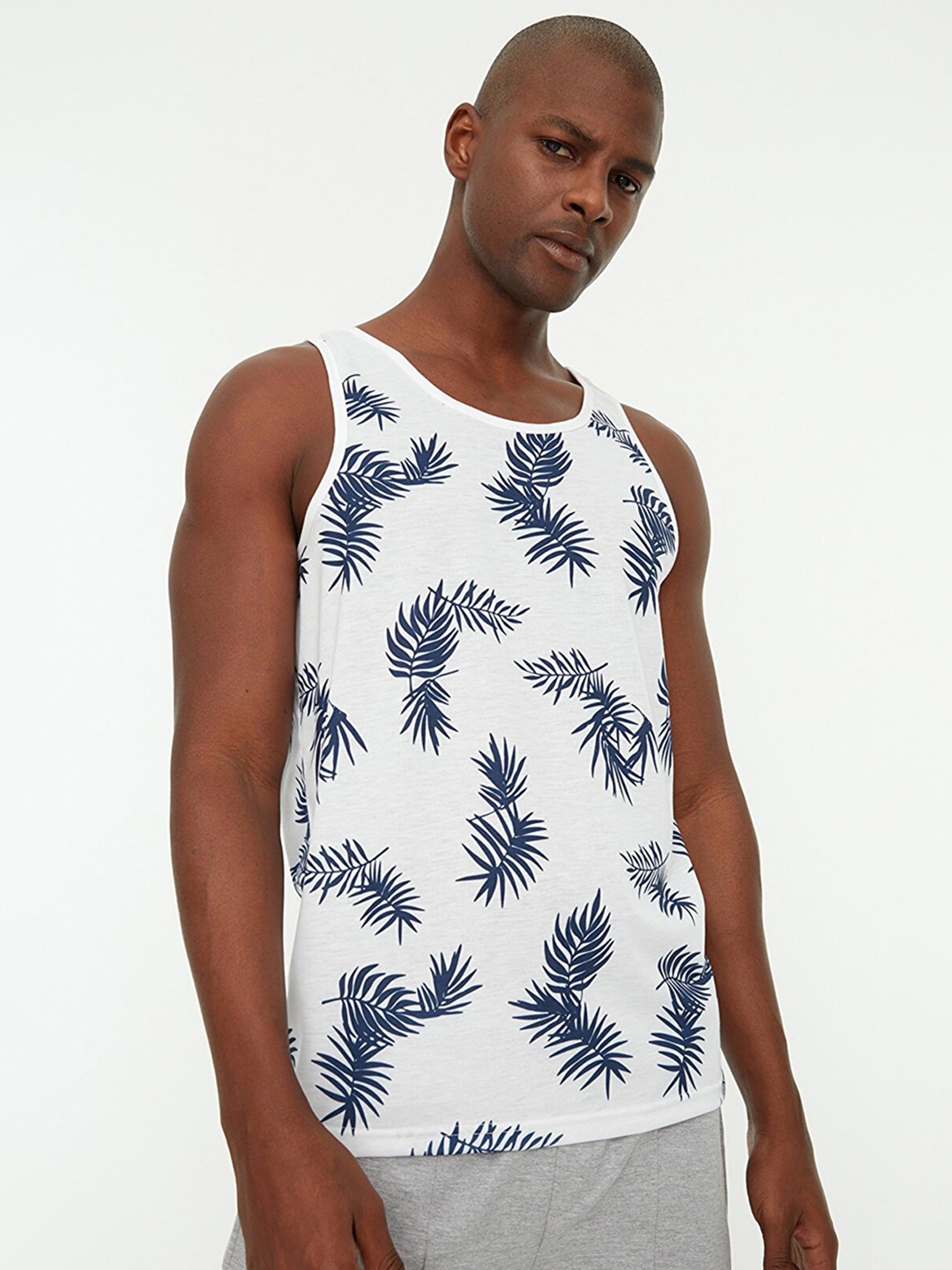 

Trendyol Men White & Navy Blue Tropical Printed T-shirt