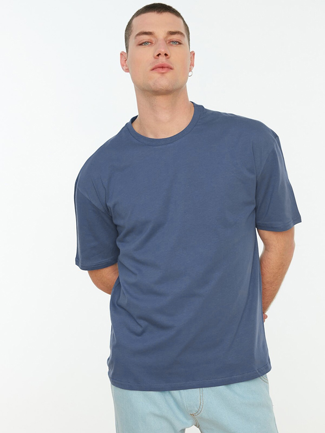 

Trendyol Men Blue Solid Drop-Shoulder Sleeves Relaxed Fit Pure Cotton T-shirt