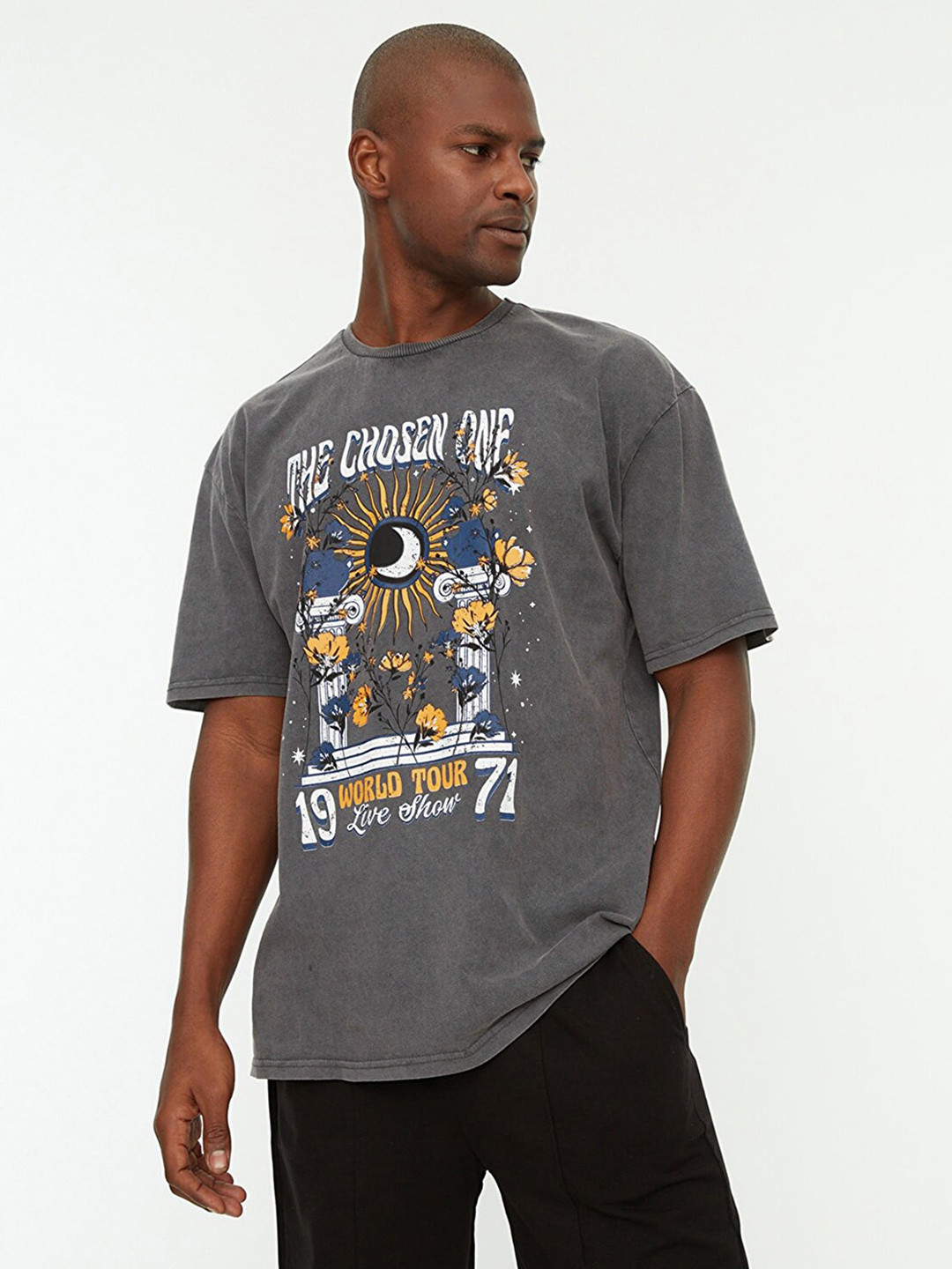 

Trendyol Men Grey Typography Printed Drop-Shoulder Sleeves Pure Cotton T-shirt