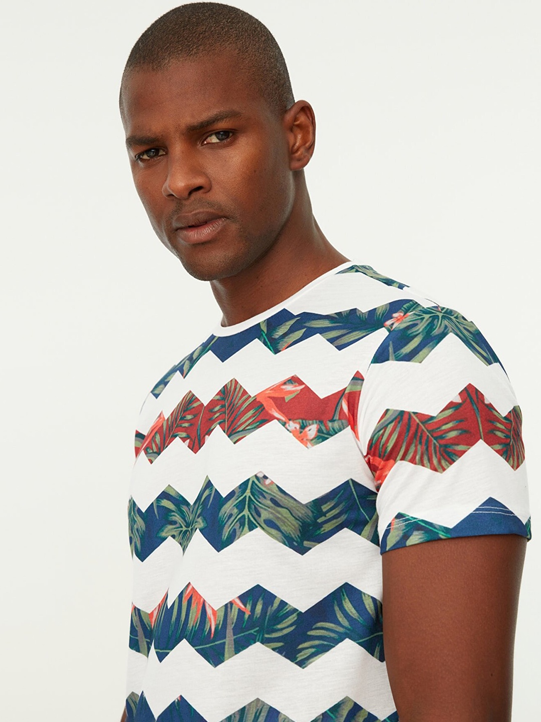 

Trendyol Men White & Blue Printed Tropical T-shirt