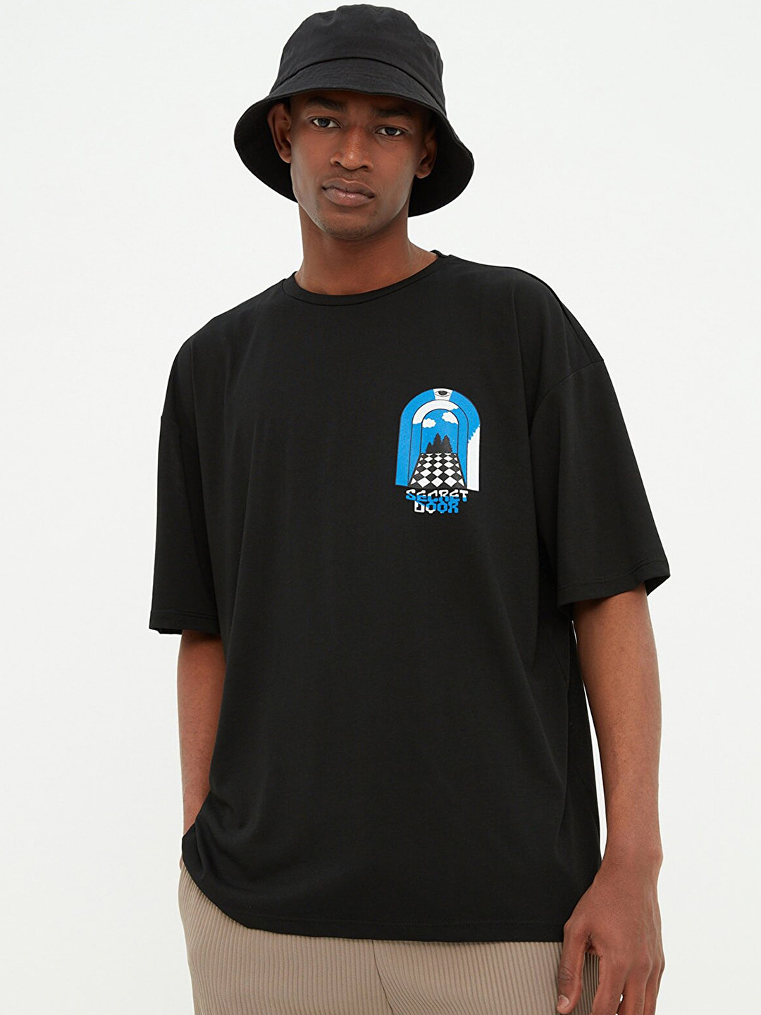 

Trendyol Men Black Graphic Printed Drop-Shoulder Sleeves Relaxed Fit T-shirt