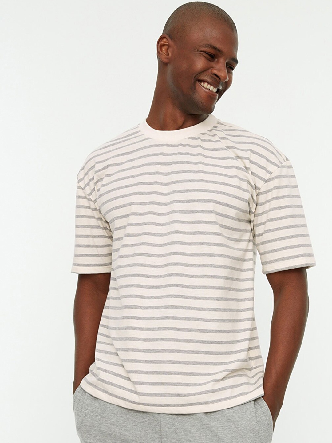

Trendyol Men Off-white & Grey Striped Drop-Shoulder Sleeves Relaxed Fit T-shirt