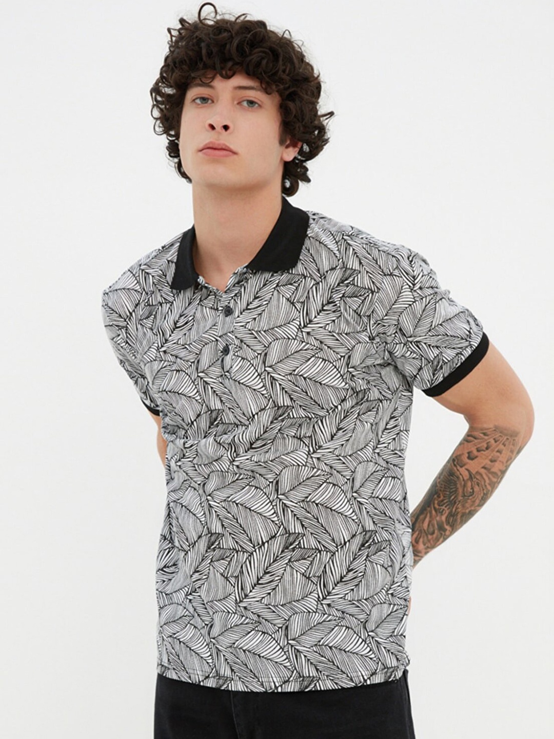 

Trendyol Men White & Black Printed Polo Collar Tropical T-shirt