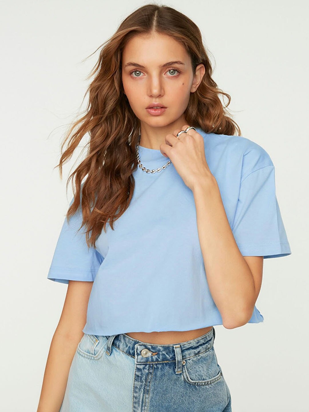

Trendyol Women Blue Solid Drop-Shoulder Sleeves Pure Cotton Cropped T-shirt