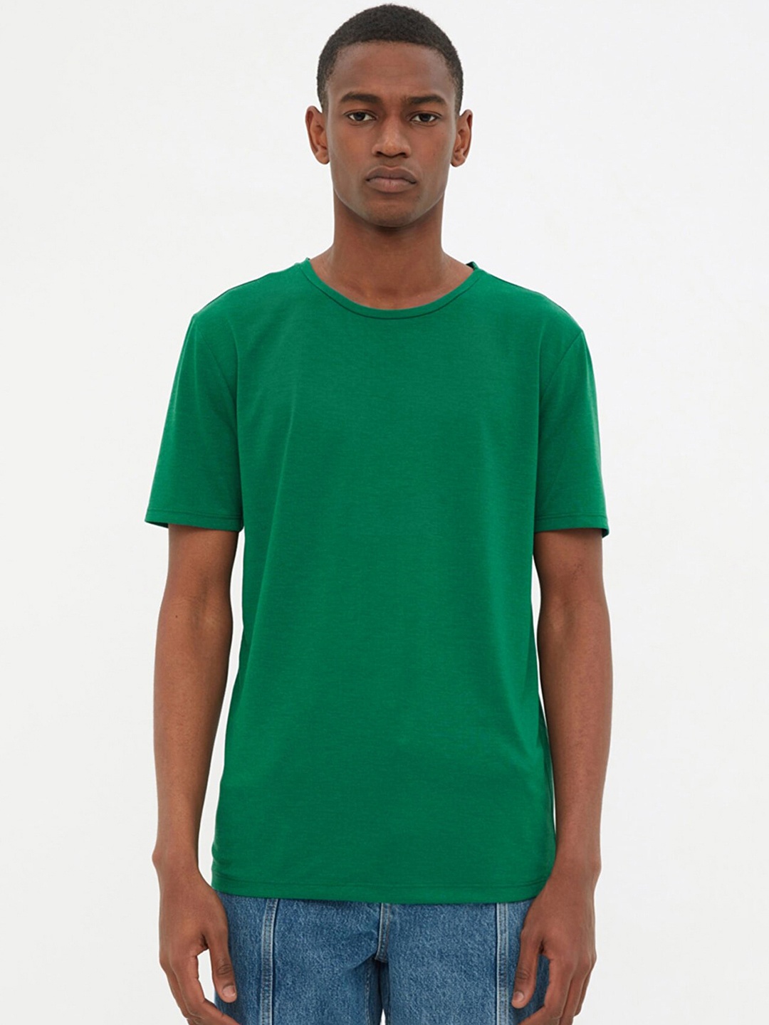 

Trendyol Men Green Solid Slim Fit T-shirt