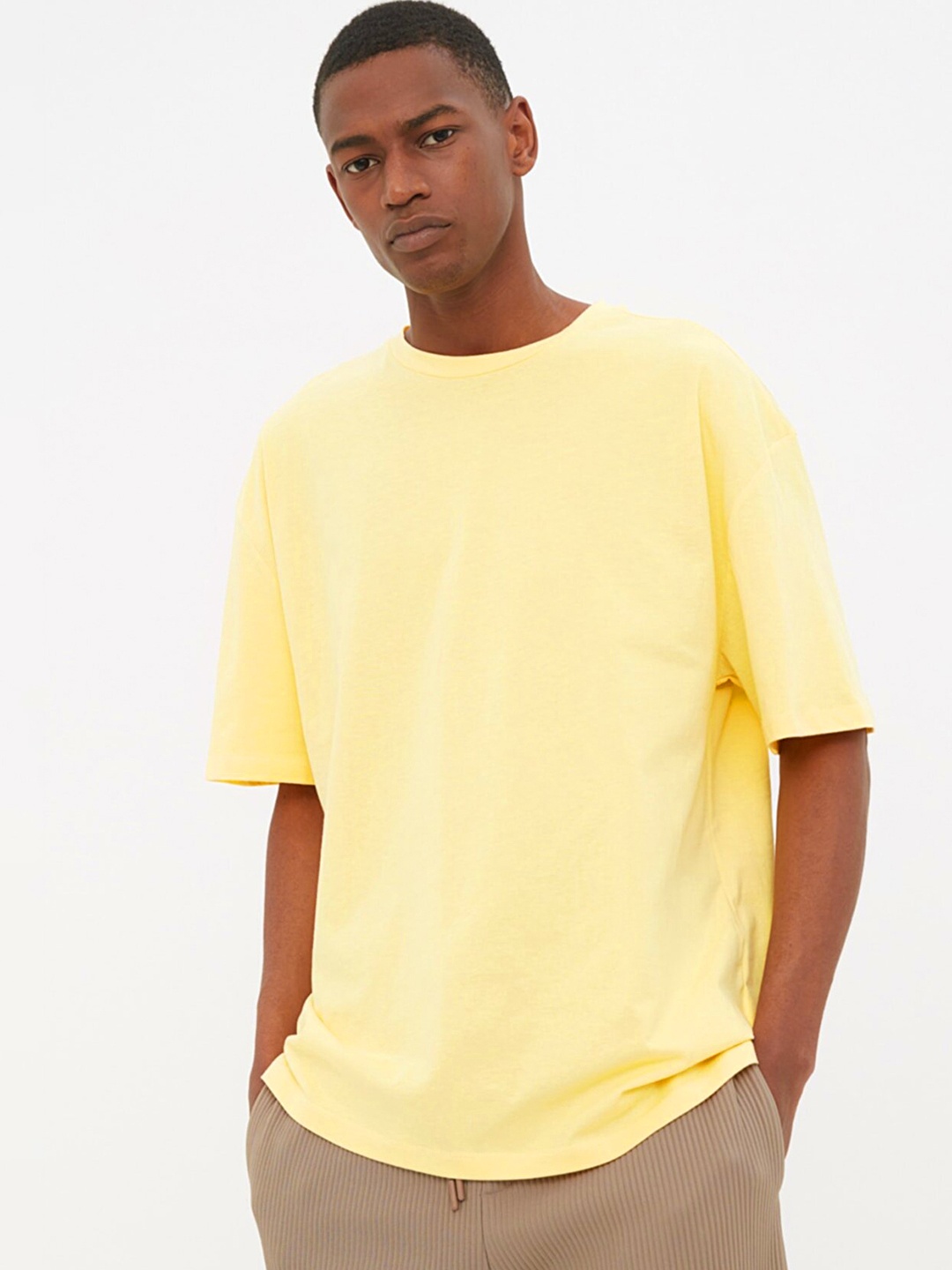 

Trendyol Men Yellow Back Print Detail Drop-Shoulder Sleeves Pure Cotton T-shirt