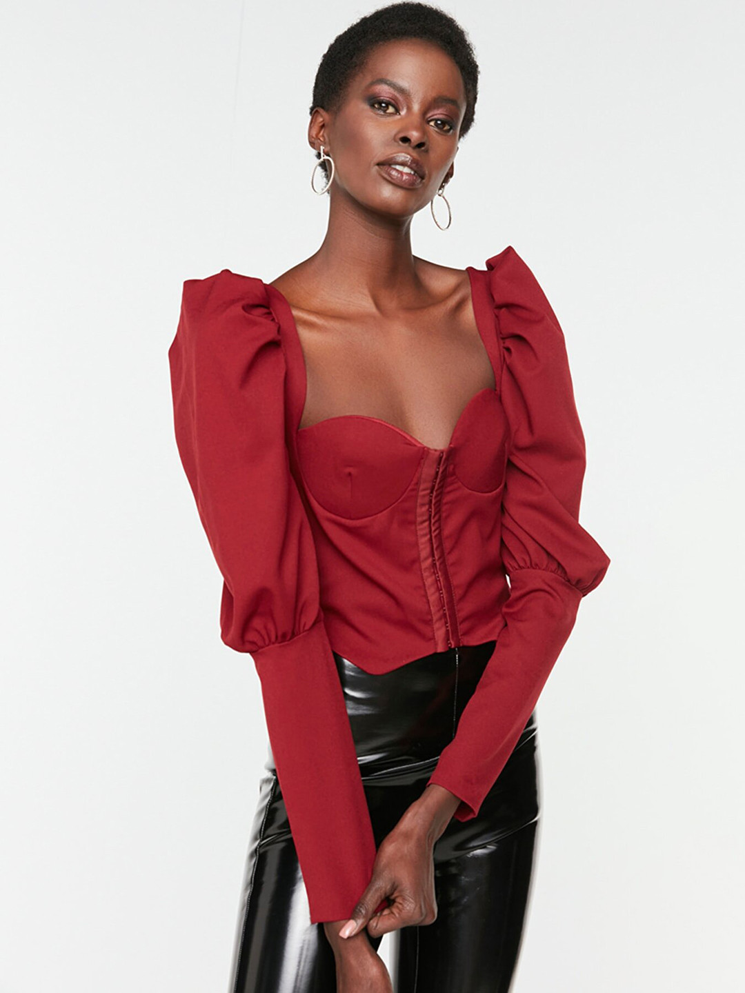 

Trendyol Burgundy Solid Sweetheart Neck Power Shoulders Crop Top