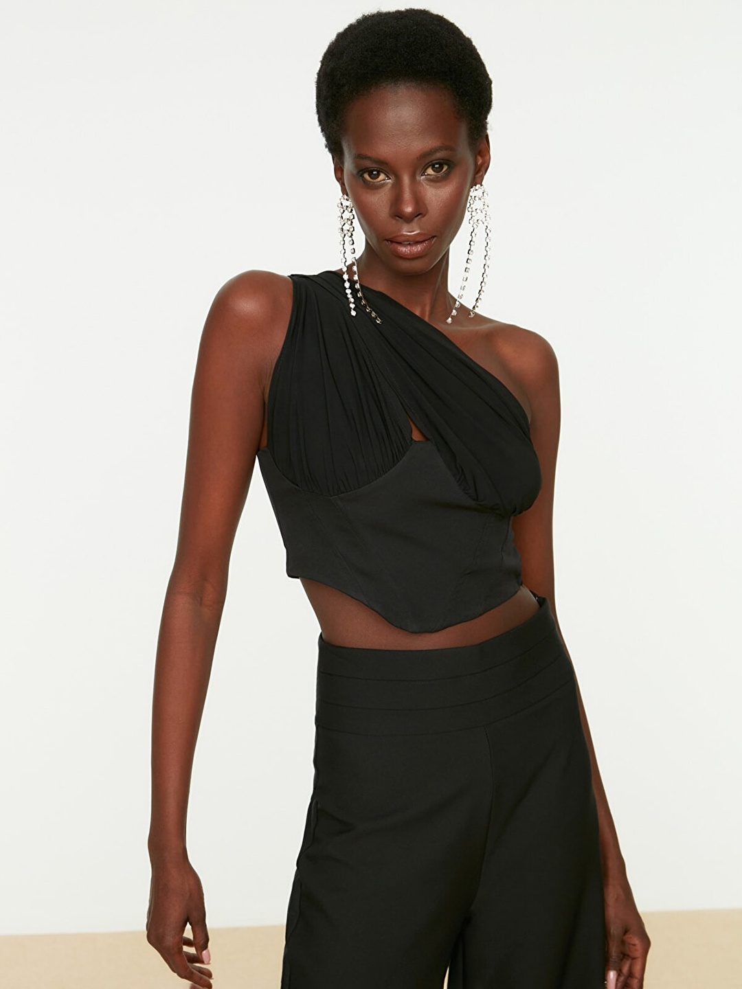 

Trendyol Black Solid One Shoulder Crop Top