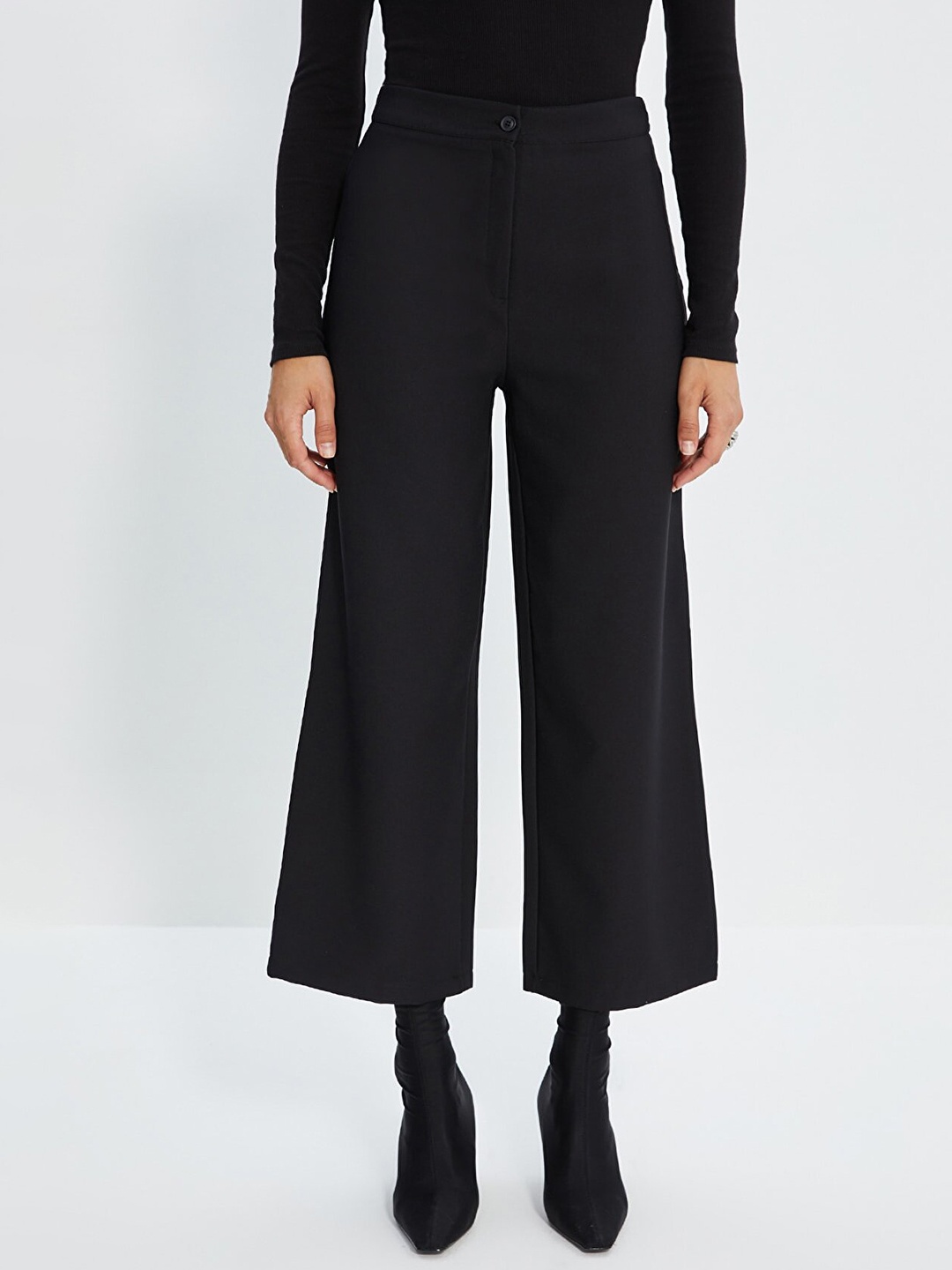 

Trendyol Women Black Solid Trousers