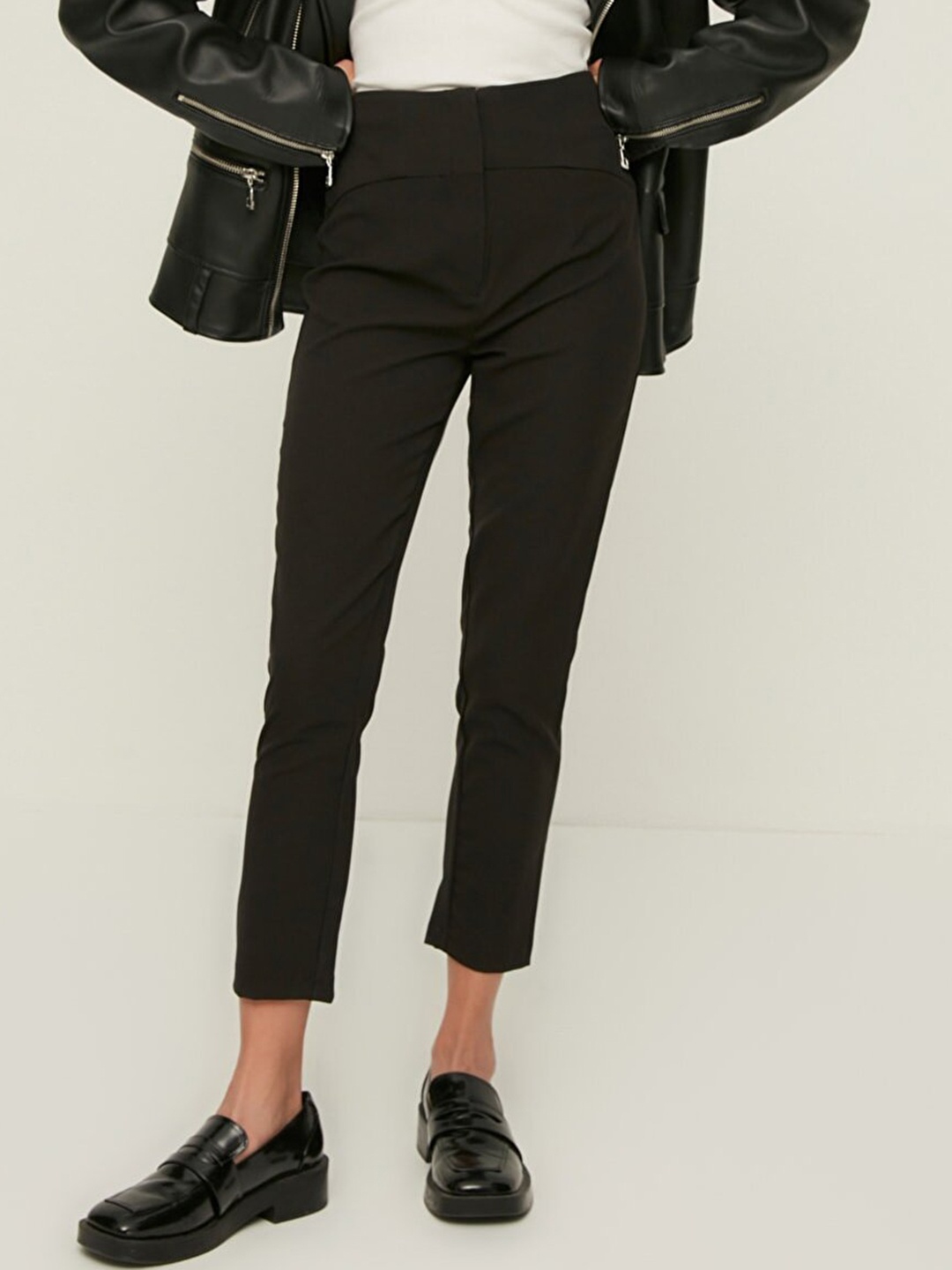 

Trendyol Women Black Cropped Cigarette Trousers