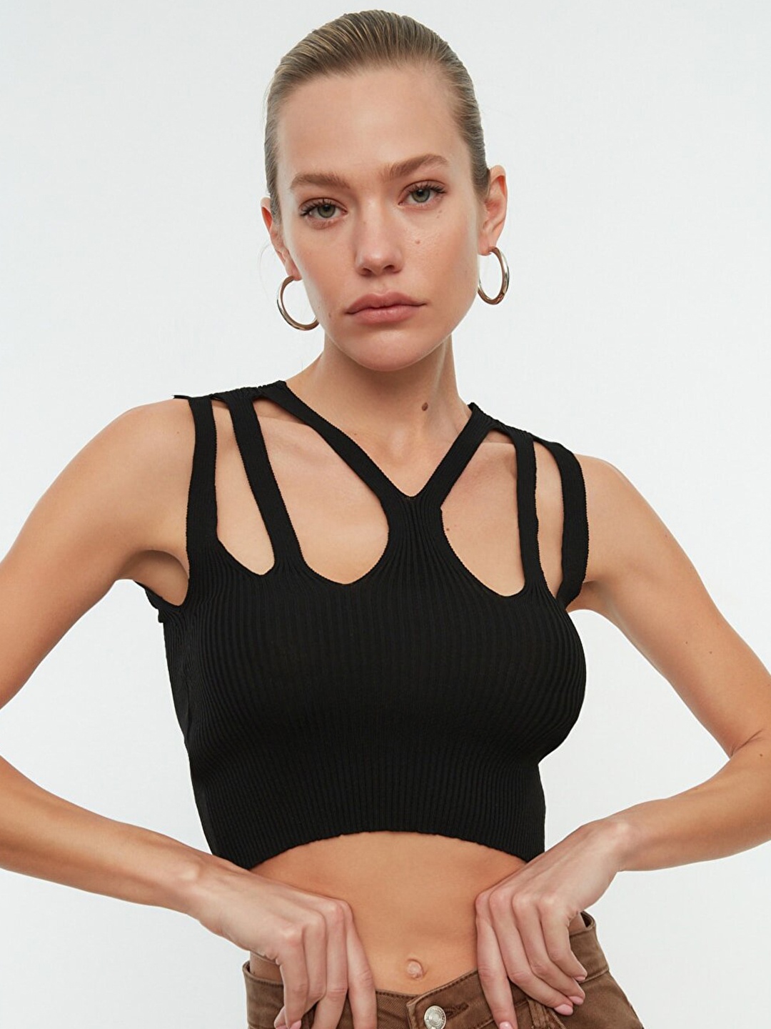 

Trendyol Black Solid Crop Top