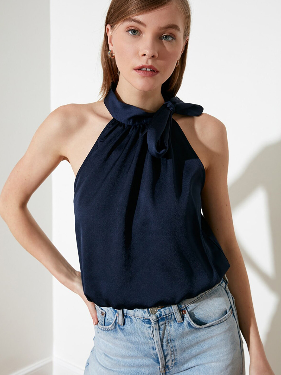 

Trendyol Navy Blue Tie-Up Neck Blouson Top