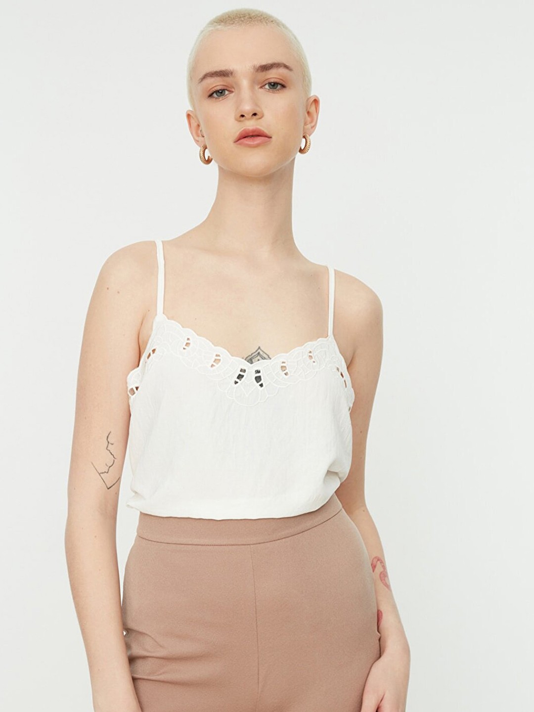 

Trendyol White Shoulder Strap Regular Top