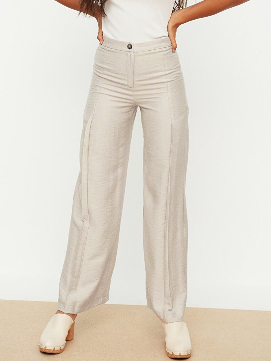 

Trendyol Women Grey Solid High Rise Parallel Woven Trousers