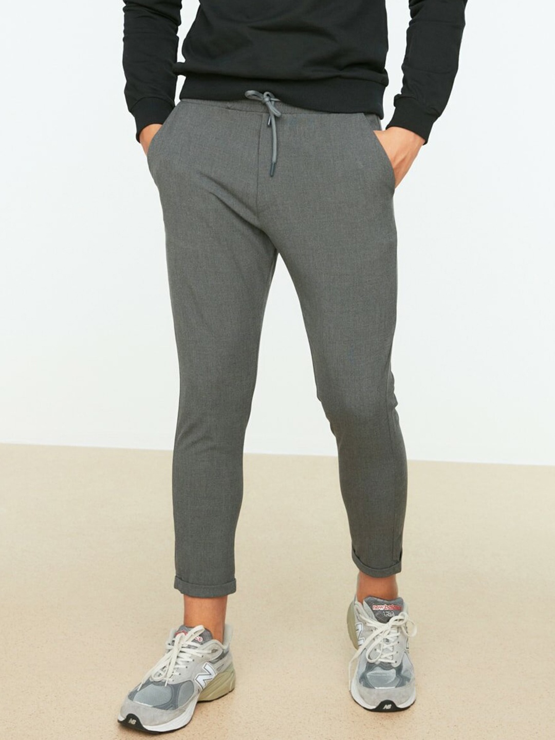 

Trendyol Men Charcoal Grey Solid Slim Fit Trousers
