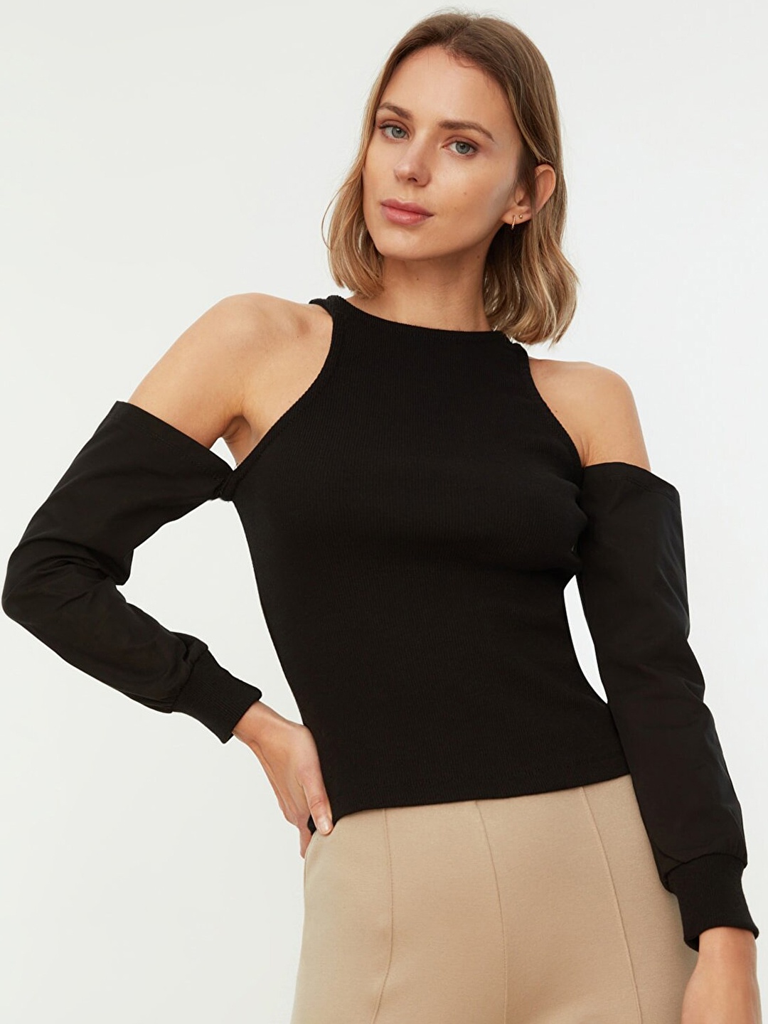 

Trendyol Black Solid Cold Shoulder Sleeves Top