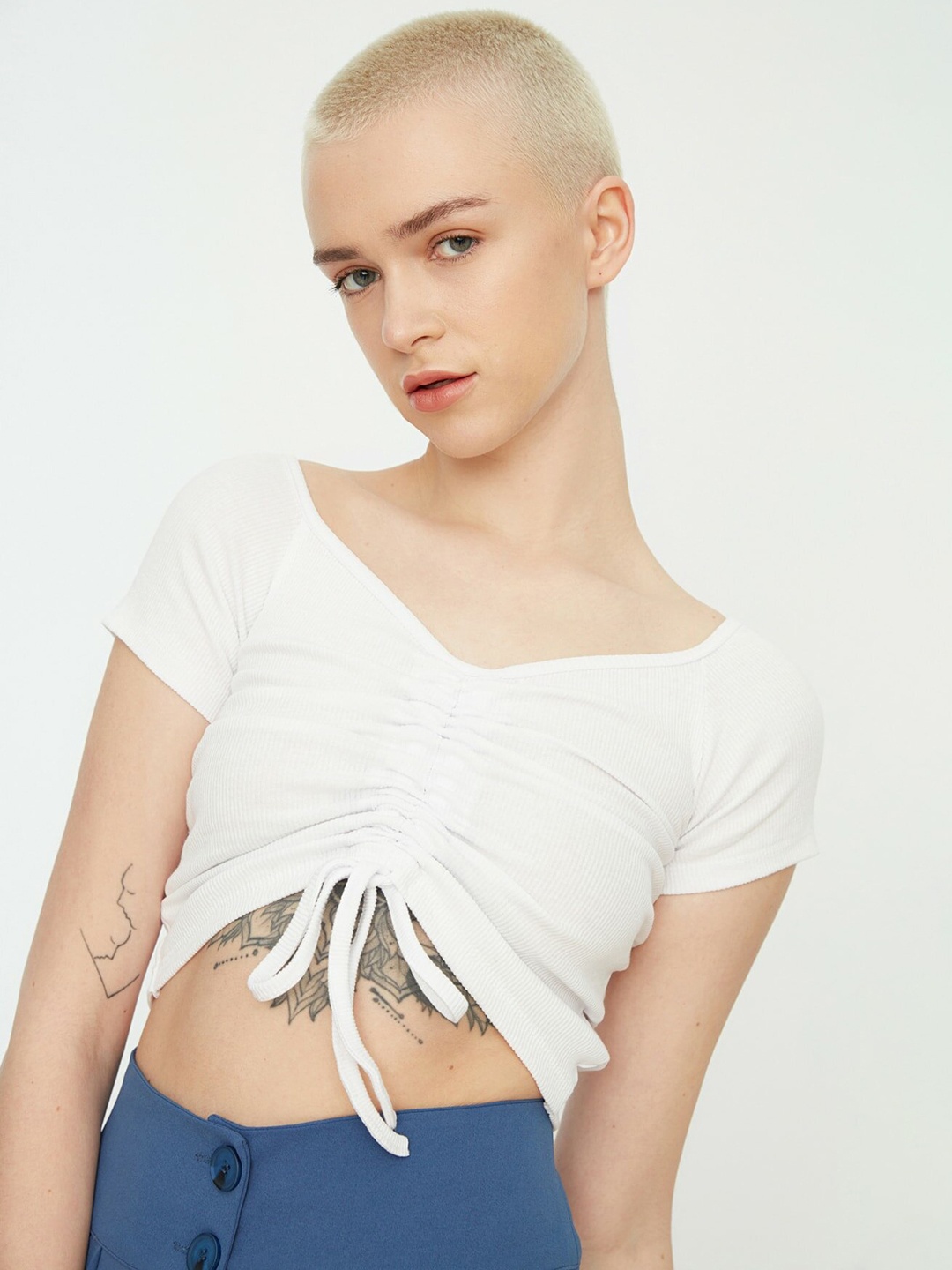 

Trendyol White Ribbed Sweetheart Neck Crop Top