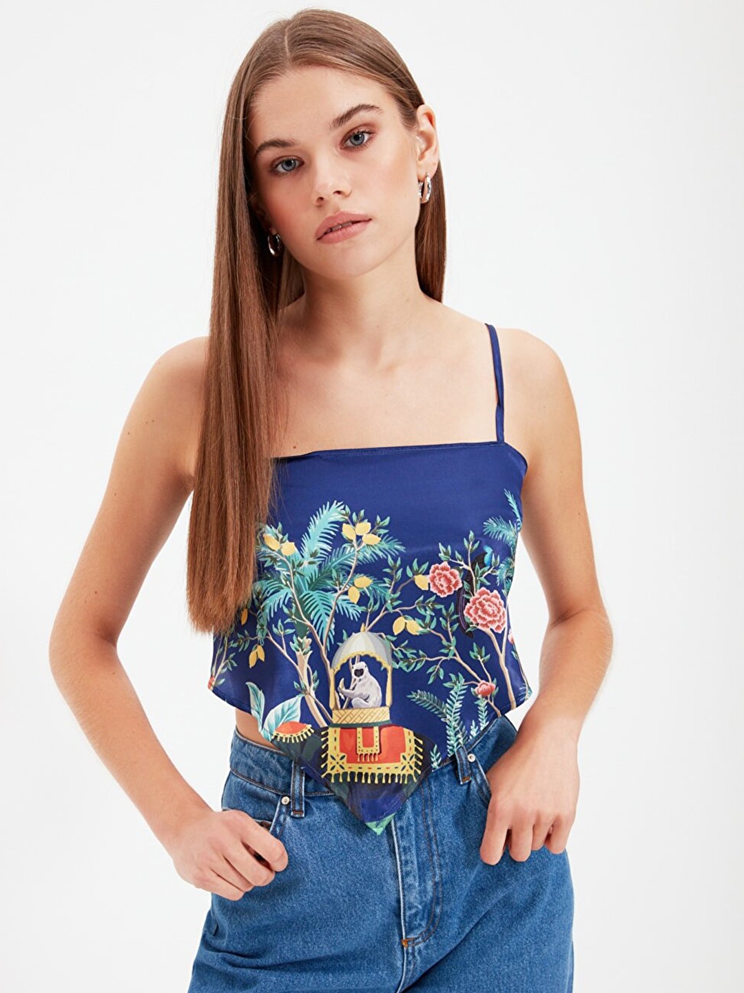 

Trendyol Navy Blue & Green Floral Print Styled Back Crop Top