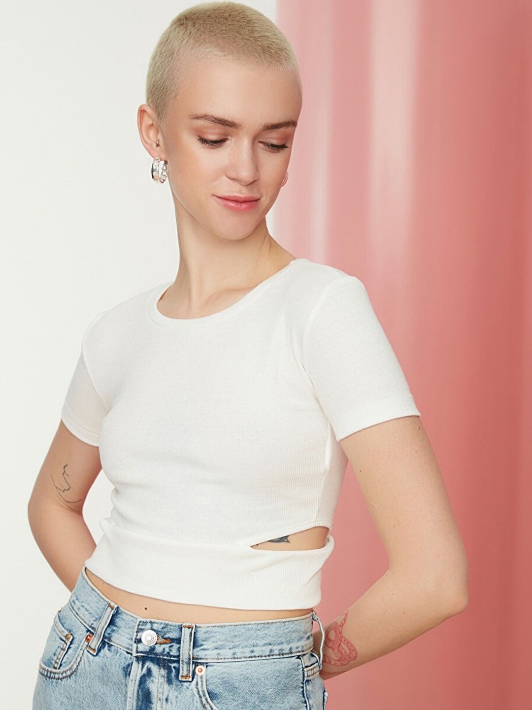 

Trendyol White Ribbed Cut-Out Detail Crop Top