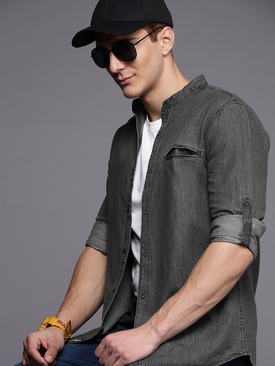 

Ducati Men Charcoal Black Pure Cotton Solid Slim Fit Casual Chambray Shirt