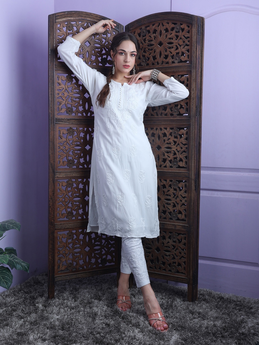 

FAWOMENT White Ethnic Motifs Embroidered Chikankari Kurta