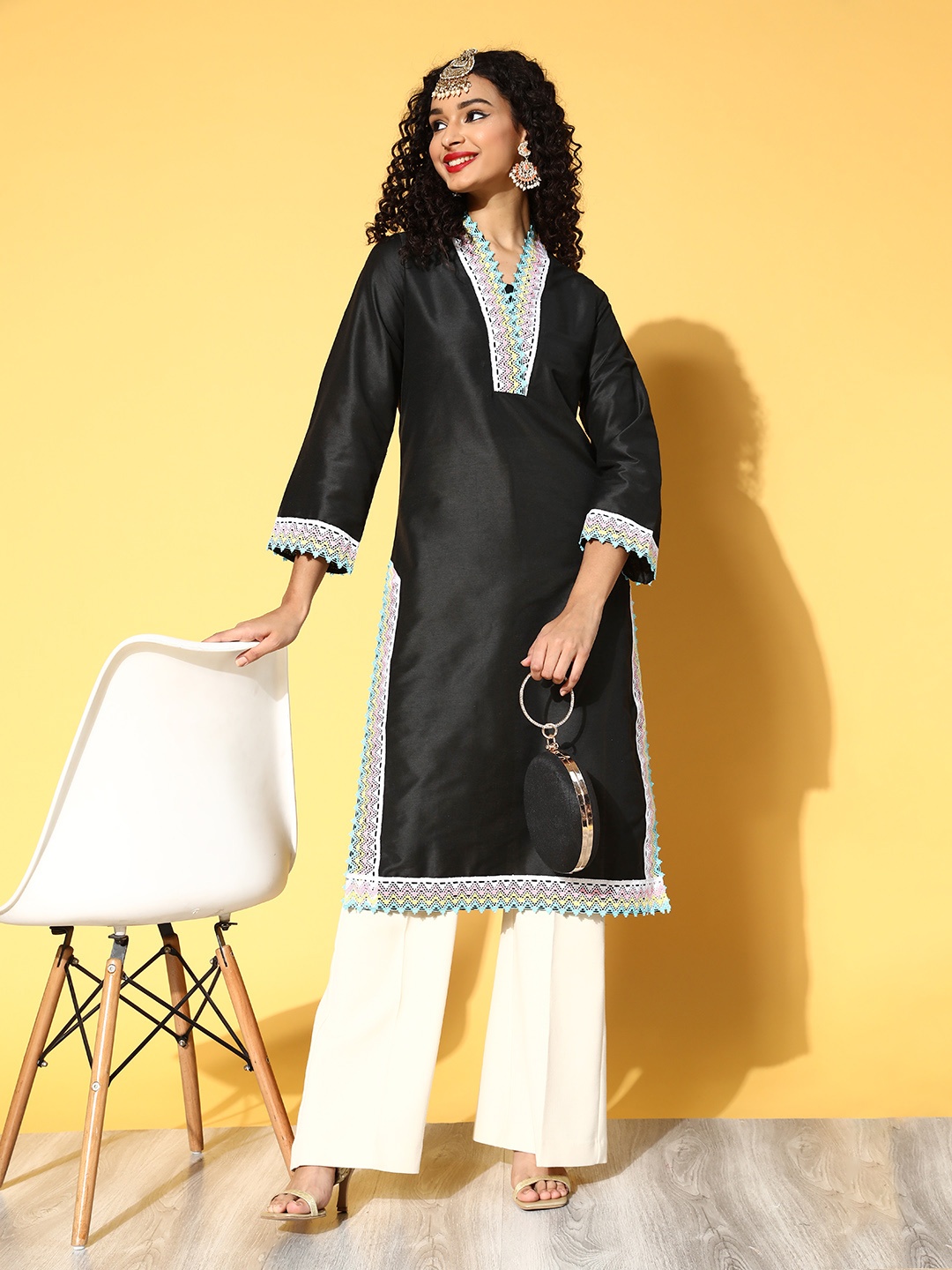 

Shae by SASSAFRAS Women Black Solid Straight Kurta