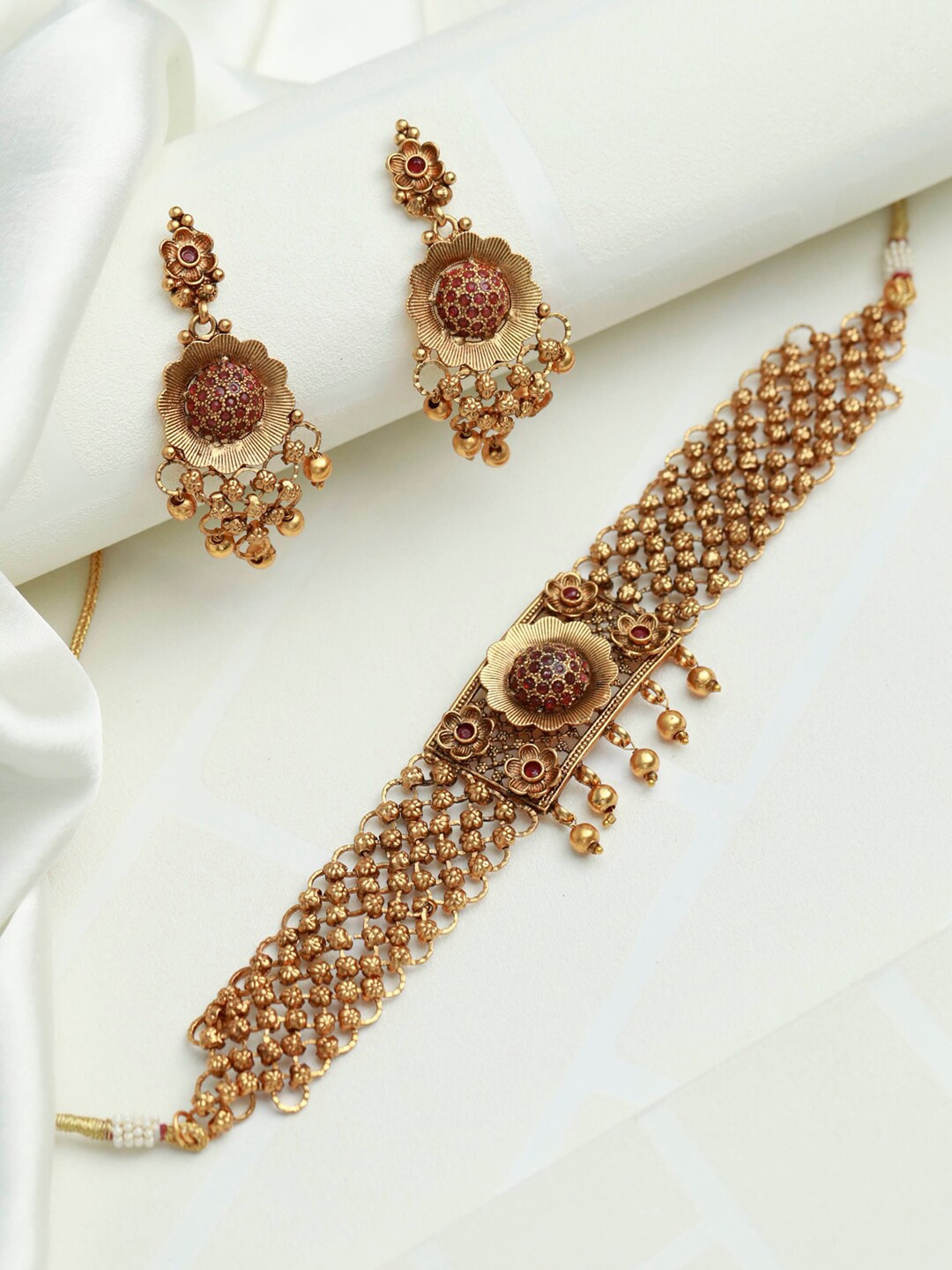 

Priyaasi Gold-Plated Pink Stone Studded & Beaded Floral Jewellery Set