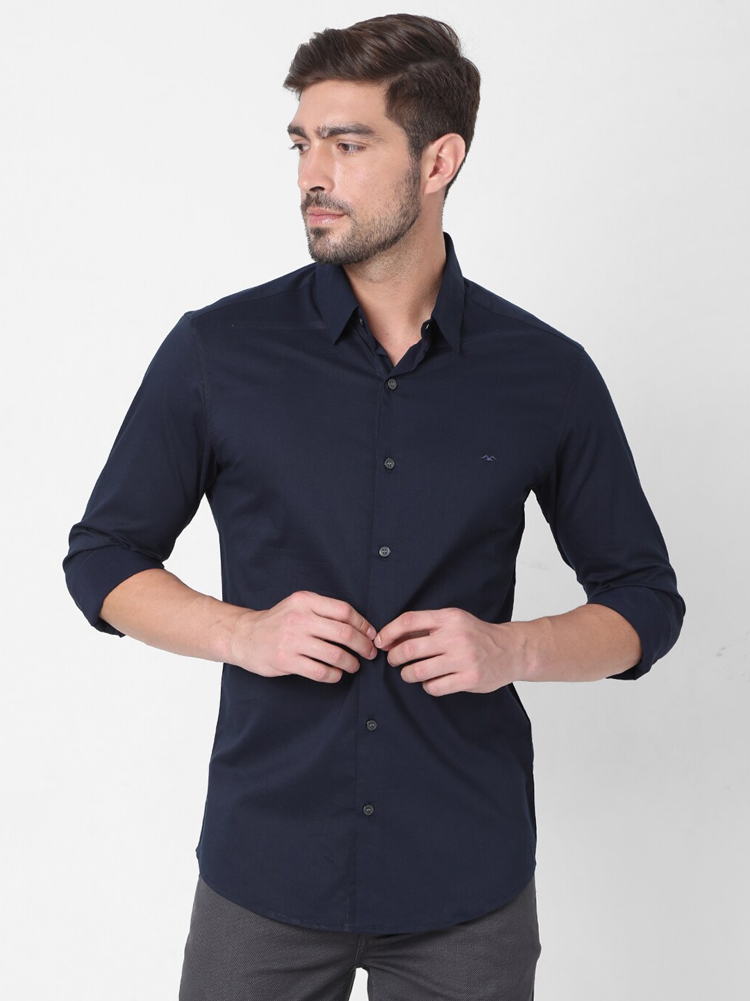 

Mufti Men Navy Blue Slim Fit Solid Cotton Casual Shirt