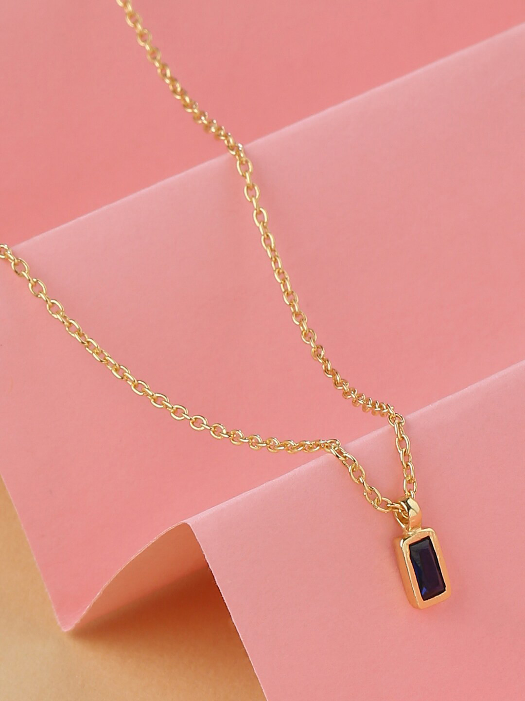 

kashwini Gold-Plated Stone-Studded Pendant With Chain