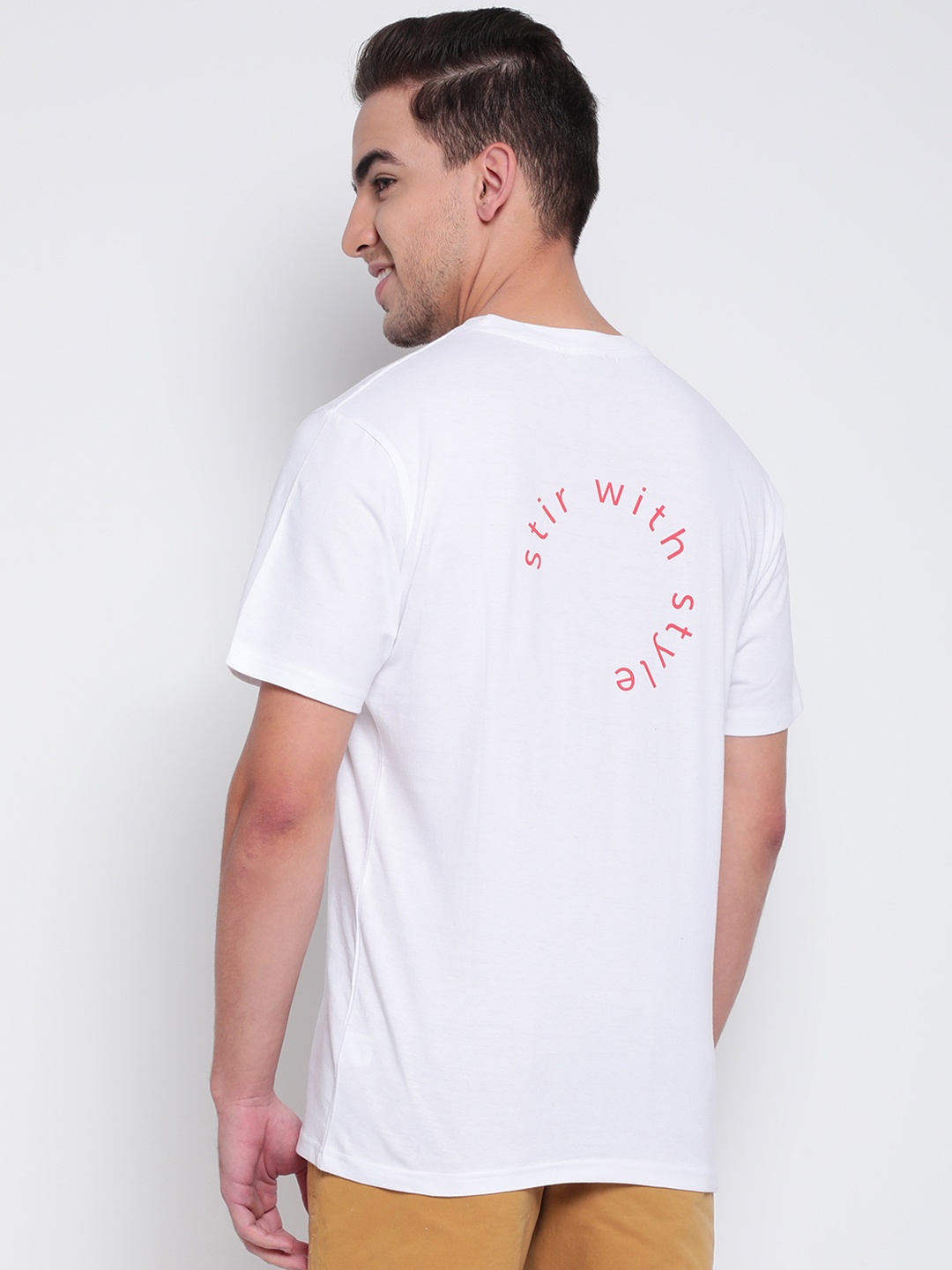 

Belliskey Men White & Pink Brand Logo Printed T-shirt