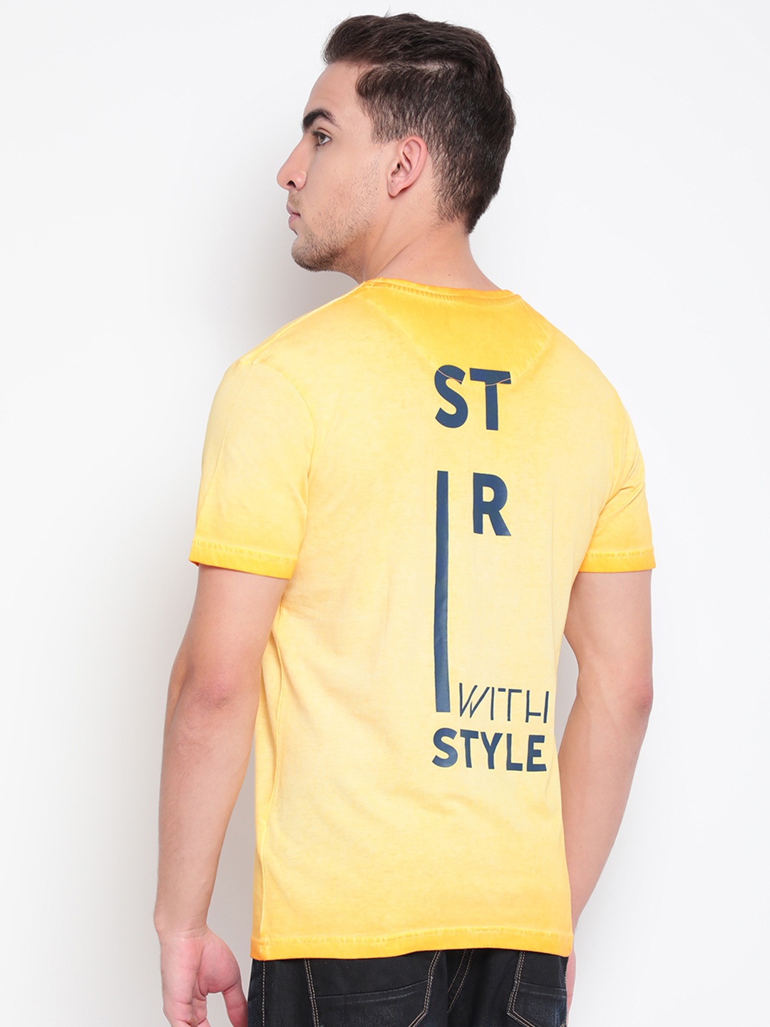 

Belliskey Men Yellow & Navy Blue Typography Printed T-shirt