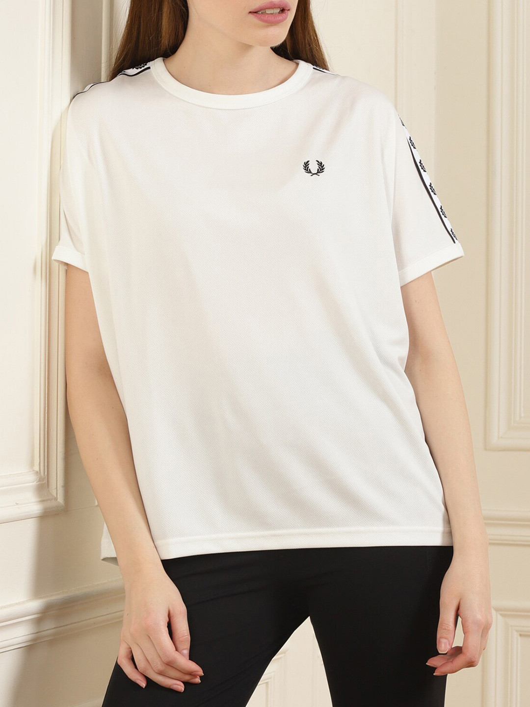 

Fred Perry Women White Extended Sleeves T-shirt
