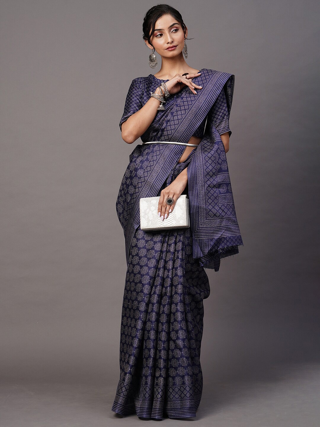 

Mitera Navy Blue & White Floral Printed Silk Blend Bagh Saree