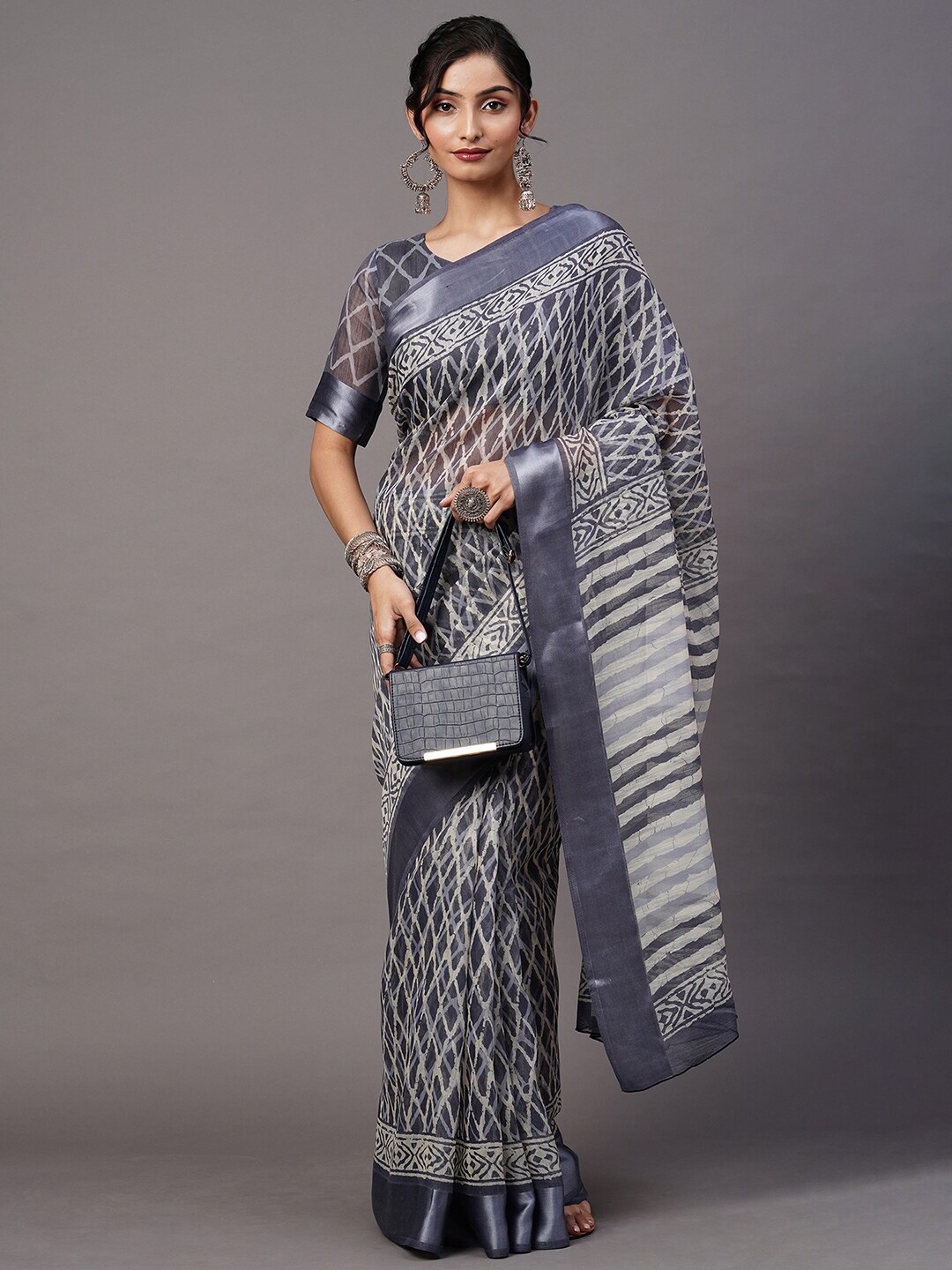 

Mitera Grey & White Geometric Printed Saree