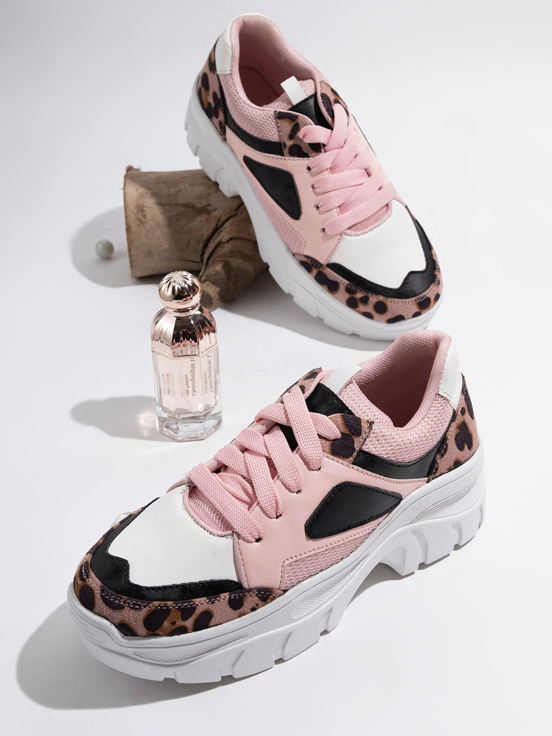 

Shoetopia Girls Pink Colourblocked Lightweight Sneakers