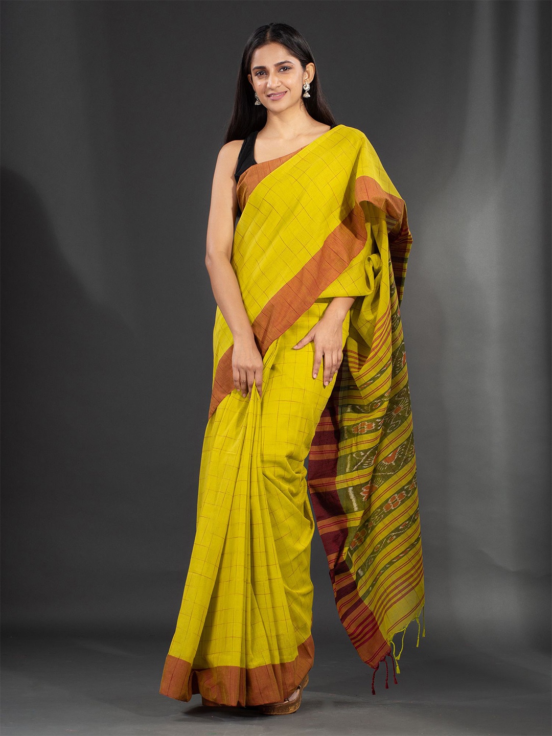 

Charukriti Women Yellow Solid Pure Cotton Sarees