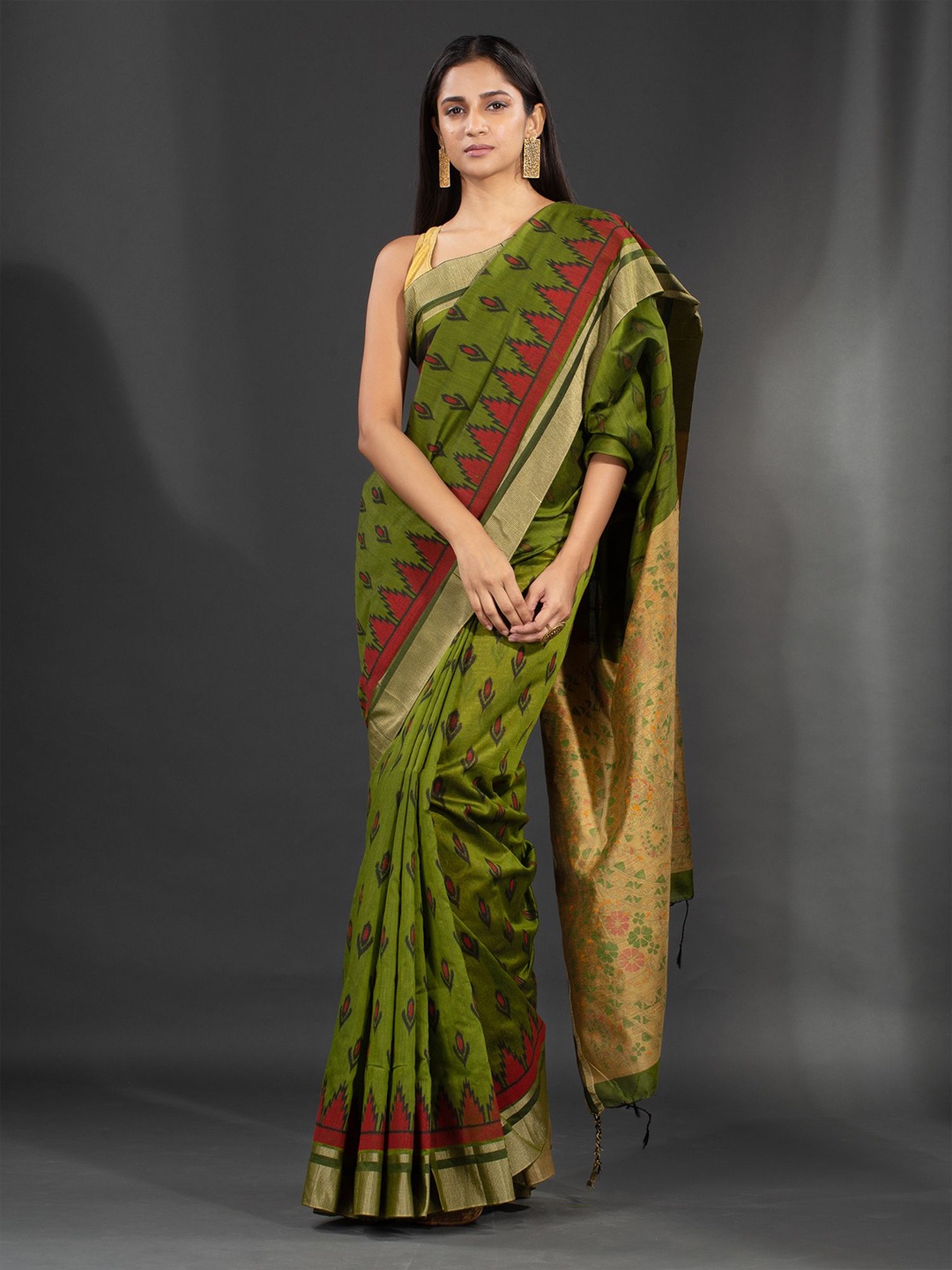 

Charukriti Green & Gold-Toned Ethnic Motifs Saree