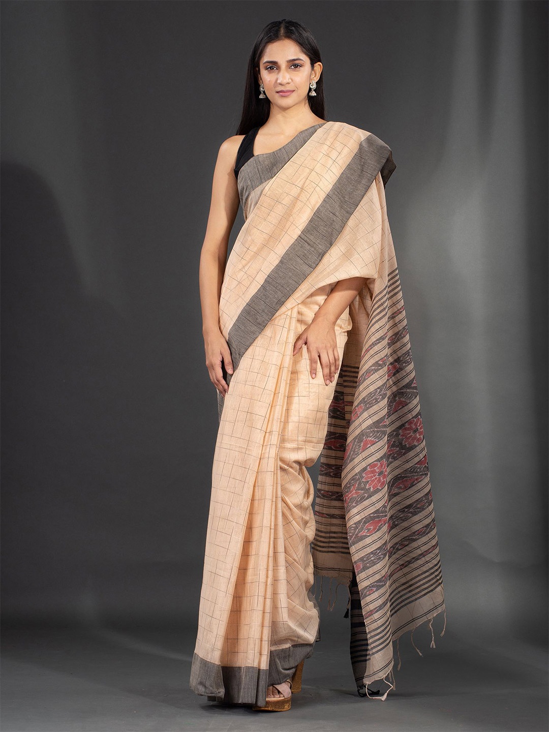 

Charukriti Cream-Coloured & Grey Woven Design Pure Cotton Saree