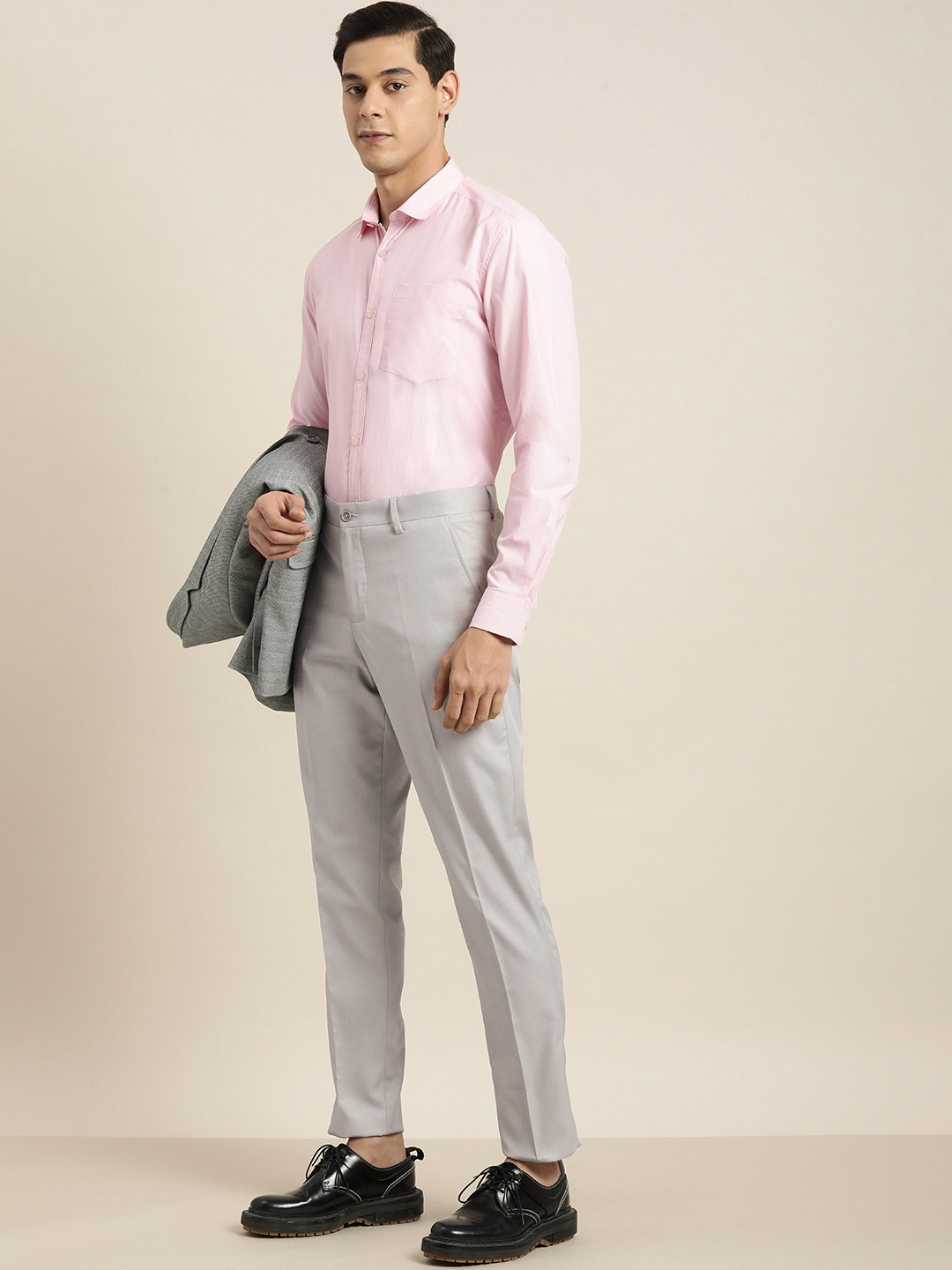 

INVICTUS Men Grey Solid Slim Fit Trousers